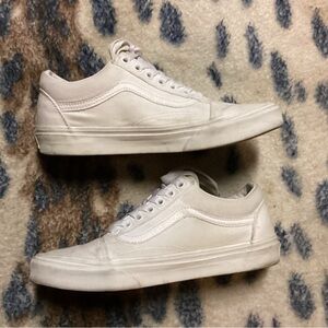 VANS WOMENS WHITE SHOES.